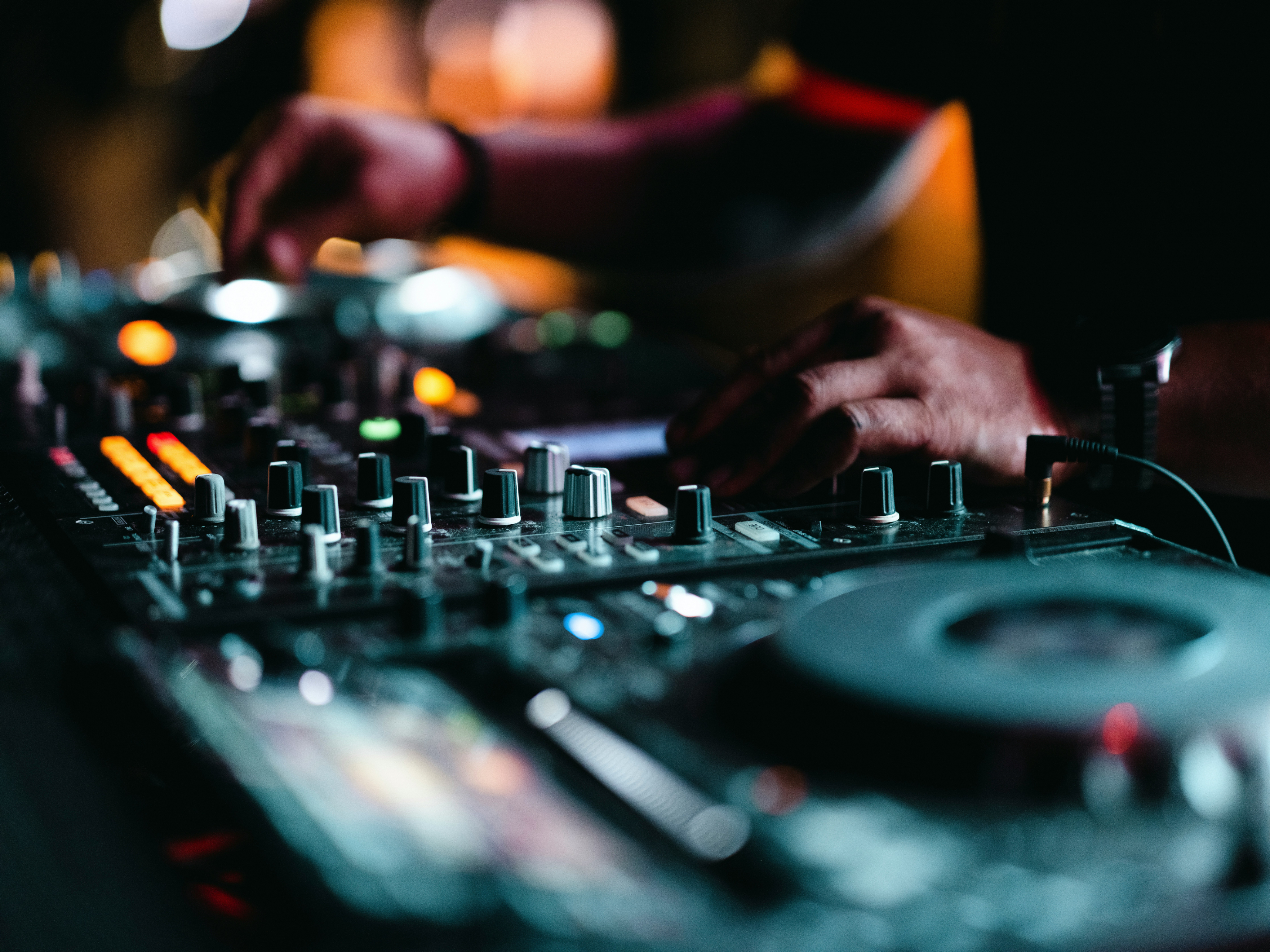 DJ